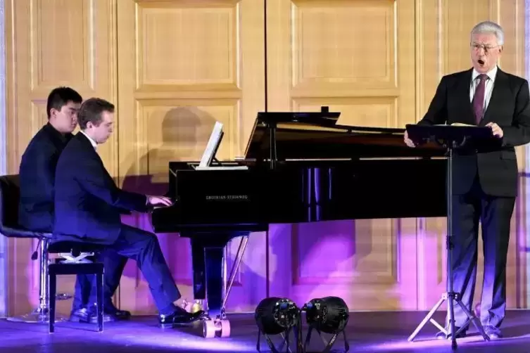 Liederabend mit Klaus Mertens (rechts) und Volodymyr Lawrynenko am Klavier (Zweiter von links) im Forum Alte Post.