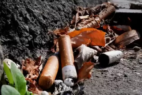 Weggeworfene Kippen sind ein Ärgernis. Weil aber selten einer beim Wegwerfen erwischt wird, gibt’s kaum Konsequenzen.