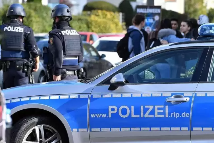 Deutlich mehr als 50 Polizisten, darunter auch Sondereinsatzkr&auml;fte, z&auml;hlten zum Gro&szlig;aufgebot.