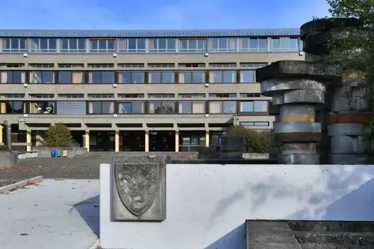 Über zehn Millionen Euro soll die energetische Sanierung der Fassade der Siebenpfeiffer-Realschule plus kosten.