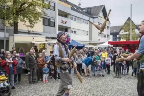 Auch Gaukler zu Gast: Patut (mit Hut) und Timelino zeigen auf dem Wendelinusmarkt ihre Show, zu der Jonglage gehört.