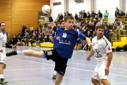 Tobias Schnabel warf das 1:0 und 4:2 für Landau/Land. Rechts Philipp Latzko, links Maximilian Hauck .