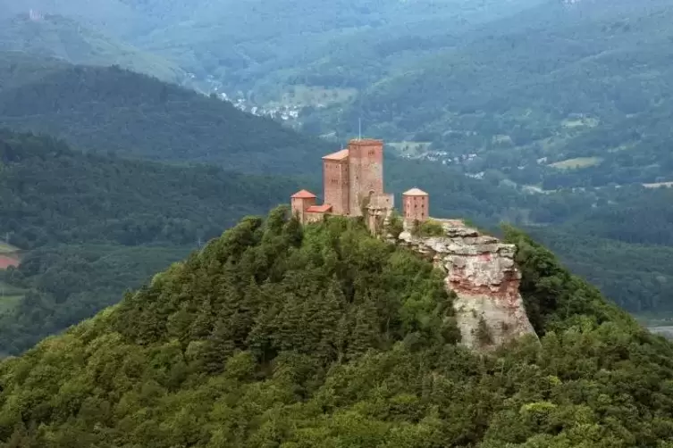 Auf dem Annweilerer Burgenweg eine der Sehenswürdigkeiten: die Burg Trifels.