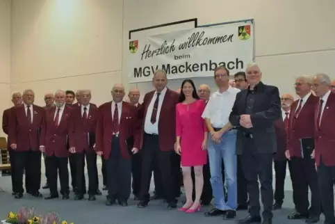 Nein, da ist keine Quotenfrau im Chor, sondern Bürgermeisterin Anja Pfeiffer gratuliert dem Männergesangverein zum 130. Geburtst