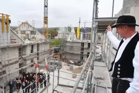 Zimmermann Dieter Müller wünscht den Bewohnern der neuen Häuser Glück und Segen.