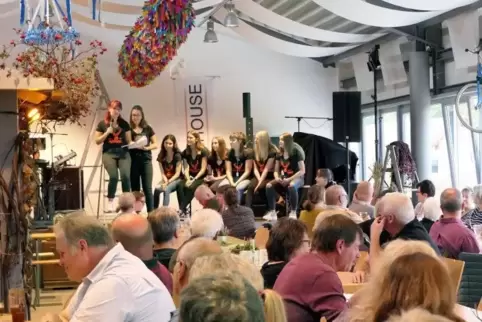 Die Straußjugend in Albersbach ist eindeutig weiblich dominiert. So stammt die Kerwerede auch von Frauen.