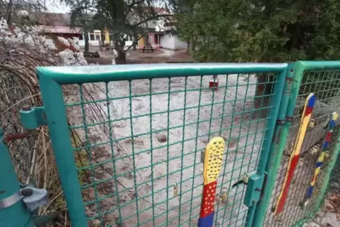Auf dem Außengelände leben Igel und deren Flöhe befallen immer wieder Kinder.