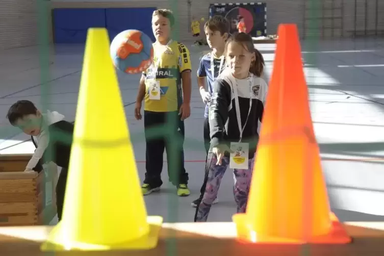 Für die Kinder war beim Tag des Handballs Koordination gefragt.