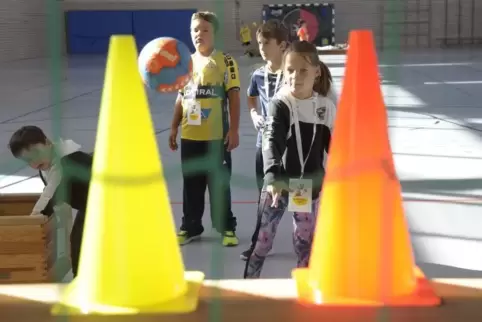 Für die Kinder war beim Tag des Handballs Koordination gefragt.