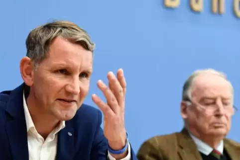 Björn Höcke sei „die Mitte der Partei“, sagt AfD-Chef Alexander Gauland (rechts).