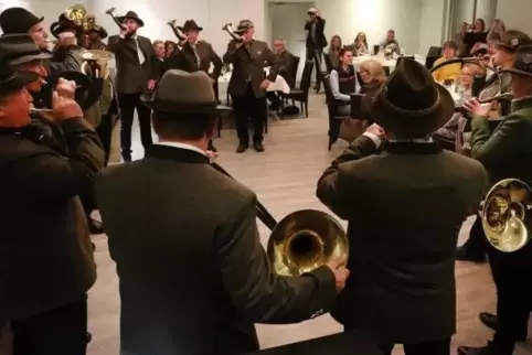Die Jagdhornbläser stimmen auf den Beginn der Wildwochen ein.