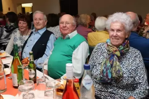 Beim Seniorennachmittag der Ortsgemeinde Waldsee in der Kulturhalle: Norbert Eckrich und seine Frau Renate (rechts).