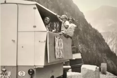 In den 60er Jahren mit dem Eigenbau unterwegs: Familie Siring.