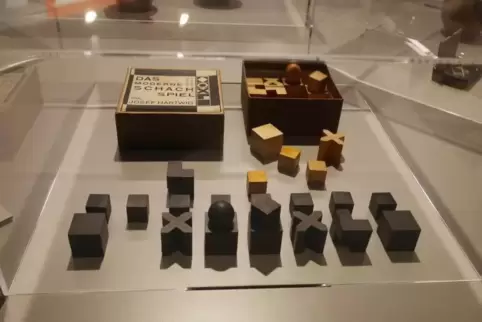 "Das moderne Schachspiel" aus dem Jahr 1924 mit Figuren von Josef Hartwig und der Verpackung von Joost Schmidt. Modell XVI, Ahor