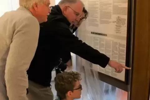 Auf Spurensuche: Don Weiss (2.v.l.) , Schwiegertochter Maida und Enkel Dashiell, begleitet vom Beigeordneten Hartmut Kegel.