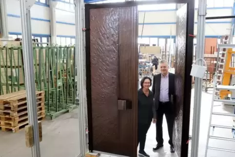 Präsentieren das Prachtstück, das der Edenkobener Betrieb nach China ausliefert: die Geschäftsführer Brigitte Biffar und Frank R