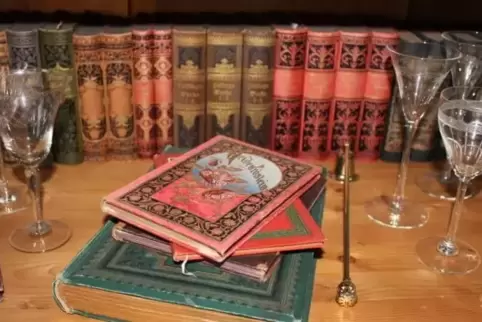 Antiquarische Bücher und Kunstobjekte vereint die neue Ausstellung der Mutterstadter Künstlergruppe kreArt.