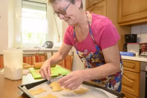 Helga Mayer beim Backen von Lutherkeksen.