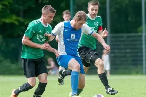 Die Breitenbacher Philipp Poslon und Johannes Stumpf bedrängen Luca Künstler (SG Haschbach-Schellweiler).