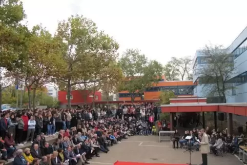 Bürgermeister Maximilian Ingenthron (am Mikro) würdigt die Initiative um das Werben um Fachkräfte.