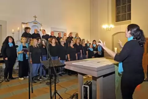 Die Chöre, „Voice of Happiness“ und „Rock the Choir“, gemeinsam auf der Bühne.