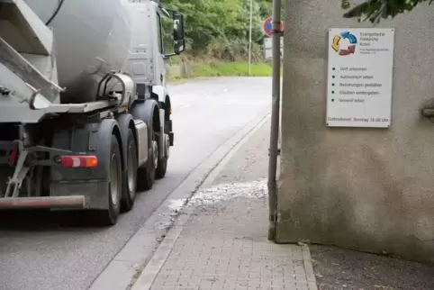 Die Engstelle am früheren Gebäude der protestantischen Freikirche ist einer der Knackpunkte in dem Streit. Der Gehweg ist hier n