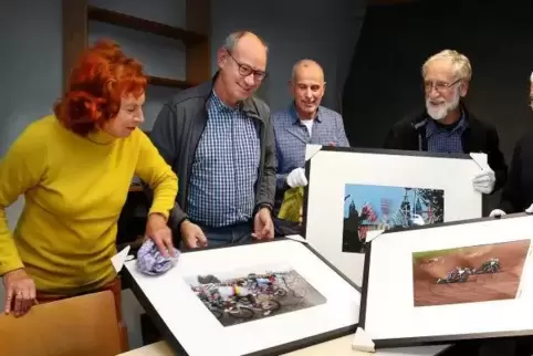 Bei den Vorbereitungen für die Ausstellung: (von links) Ilse Gard, Norbert Schellenberg, Lothar Hensel, Kurt Keller, Heinz Flörc