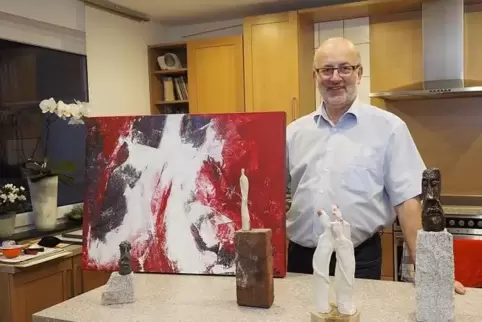 Rolf Stöckle aus Contwig mit einigen seiner Bilder und Skulpturen.
