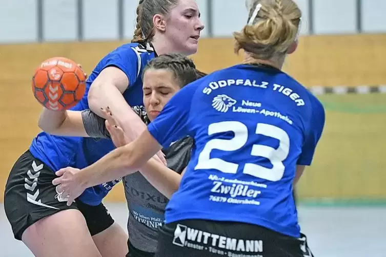 Sie geht dahin, wo’s weh tut: Annalena Frank (mit Ball), hier im Heiomspiel gegen die SG Ottersheim/Bellheim/Kuhardt/Zeiskam.