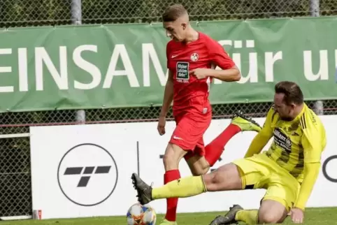 Durch eine Verletzung ausgebremst: Jannis Held (in Rot), hier im Spiel gegen Dominic Himmighöfer vom FV Dudenhofen.