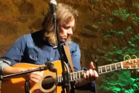 Folkmusiker Johnny Irion spielt im Badehaisel.