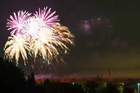 Zum Abschluss des Ortsjubiläums ließ es Göllheim nochmal krachen, und Kurt Lahr setzte das Feuerwerk spektakulär in Szene.