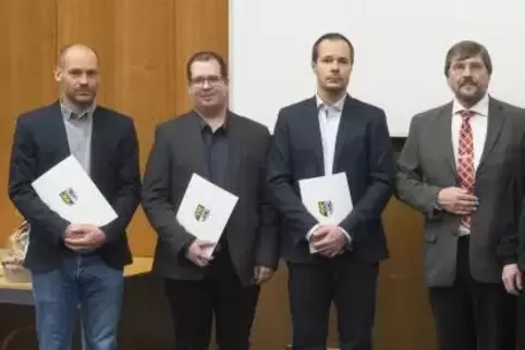Die neuen Leitenden Notärzte (von links) Alexander Jung, Marton Gyenge, Stefan Dittrich mit dem Ersten Kreibeigeordneten Jürgen 