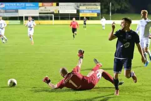 Maximilian Waack sucht einen Mitspieler, Karbachs Torwart Florian Bauer ist eigentlich geschlagen.