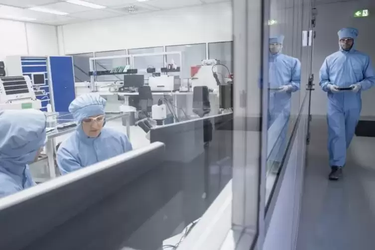 Hier wird produziert: der Reinraum in einem der Geb&auml;ude in der Industriestra&szlig;e.
