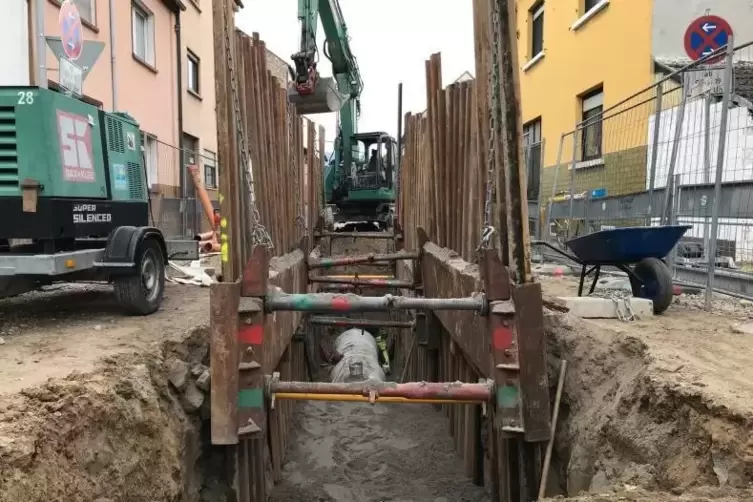 In der Carl-Bosch-Stra&szlig;e wird der neue Kanal in offener Bauweise eingebaut.