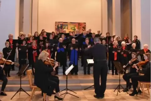 Die Sänger der Chorgemeinschaft St. Bonifatius wurden von einem Streichensemble der Kreismusikschule unterstützt.