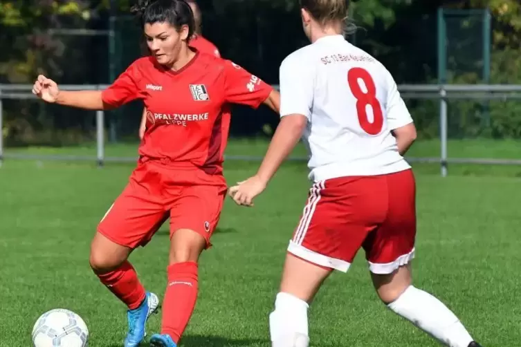 Im roten Trikot fühlt sich Büsra Kuru (links) offenbar pudelwohl. Die Offensivspielerin des 1. FFC Niederkirchen läuft auch für 