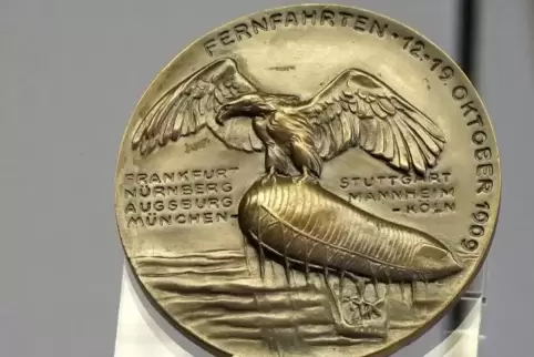An eine Luftschiff-Fernfahrt Parsevals 1909 erinnert diese Gedenkmedaille.