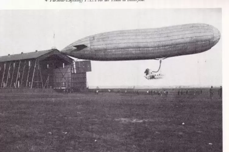 Das fr&uuml;he Parseval-Luftschiff PL 2 zeigt diese historische Aufnahme.