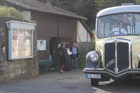 Bernhard Schäfer manövriert den Oldtimerbus vor dem Kalkbergwerk in Wolfstein.