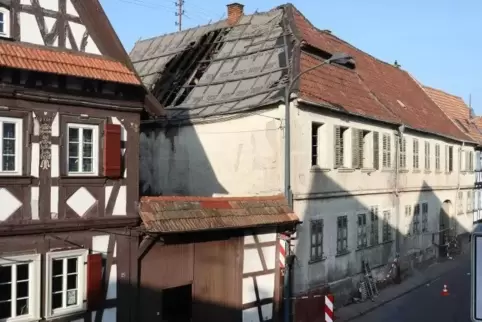 Das Anwesen in der Kandeler Hauptstraße bei Tageslicht nach dem Brand.