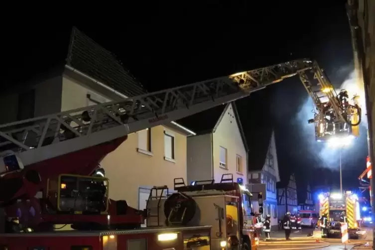 Von der Drehleiter wurde ebenfalls gel&ouml;scht.
