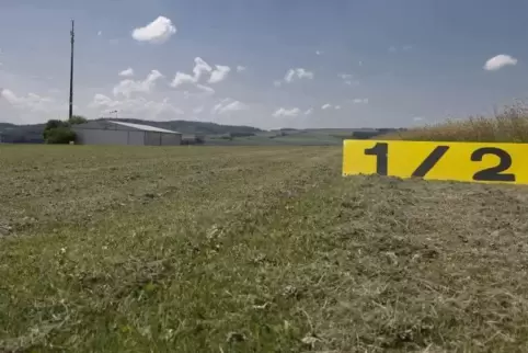 Die Start- und Landebahn des Imsweilerer Flugplatzes soll von 280 auf 800 Meter verlängert werden.