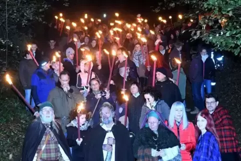 Feierliche Fackelwanderung beim Samhain-Fest in Steinbach.