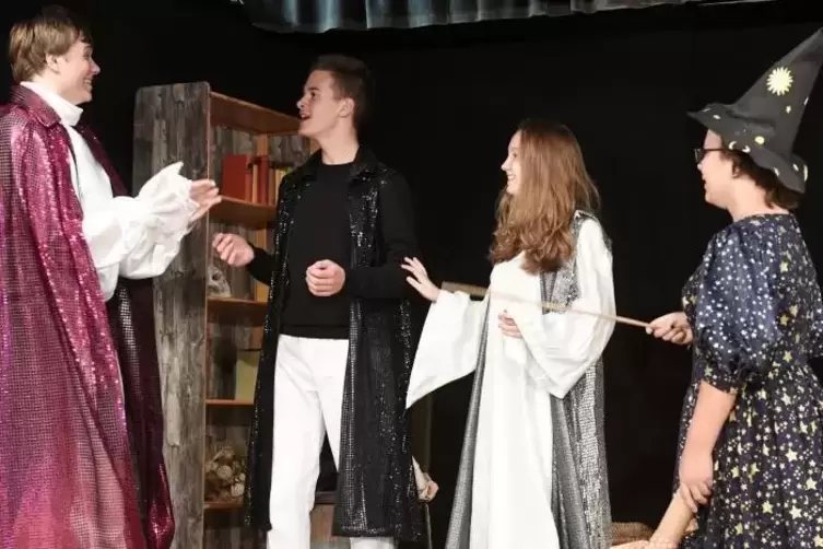 Um Spuk und eine Gespensterj&auml;gerin geht es in dem Kinderst&uuml;ck, das das Hoftheater Hasch-Masch zeigt. Hier (von links) Thorben Fr