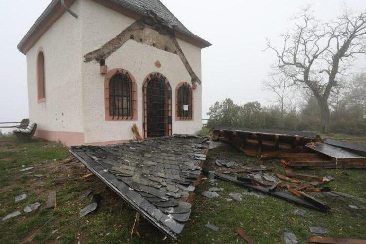 Das Vordach der Kapelle wurde mit brachialer Gewalt aus der Verankerung gerissen. 
