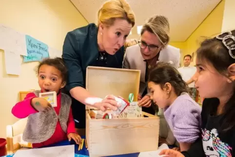 Geschenke brachten Bundesfamilienministerin Giffey (links) und die rheinland-pfälzische Bildungsministerin Hubig in eine Mainzer