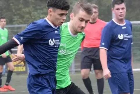 Kämpfen um den Ball: Haßlochs Luca-Leonardo Ferrari (blaues Trikot) und Paul Schwarzmüller.