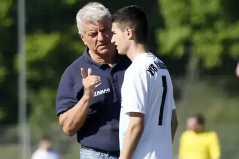 VfR-Trainer Martin Wohlschlegel (links) rechnet sich gegen den Tabellensechsten VfB Haßloch etwas aus.